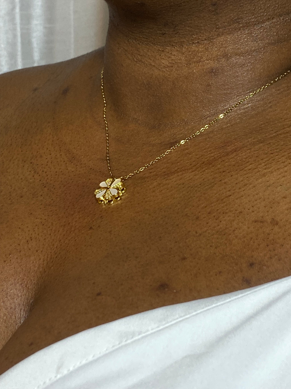 Nuvia clover necklace