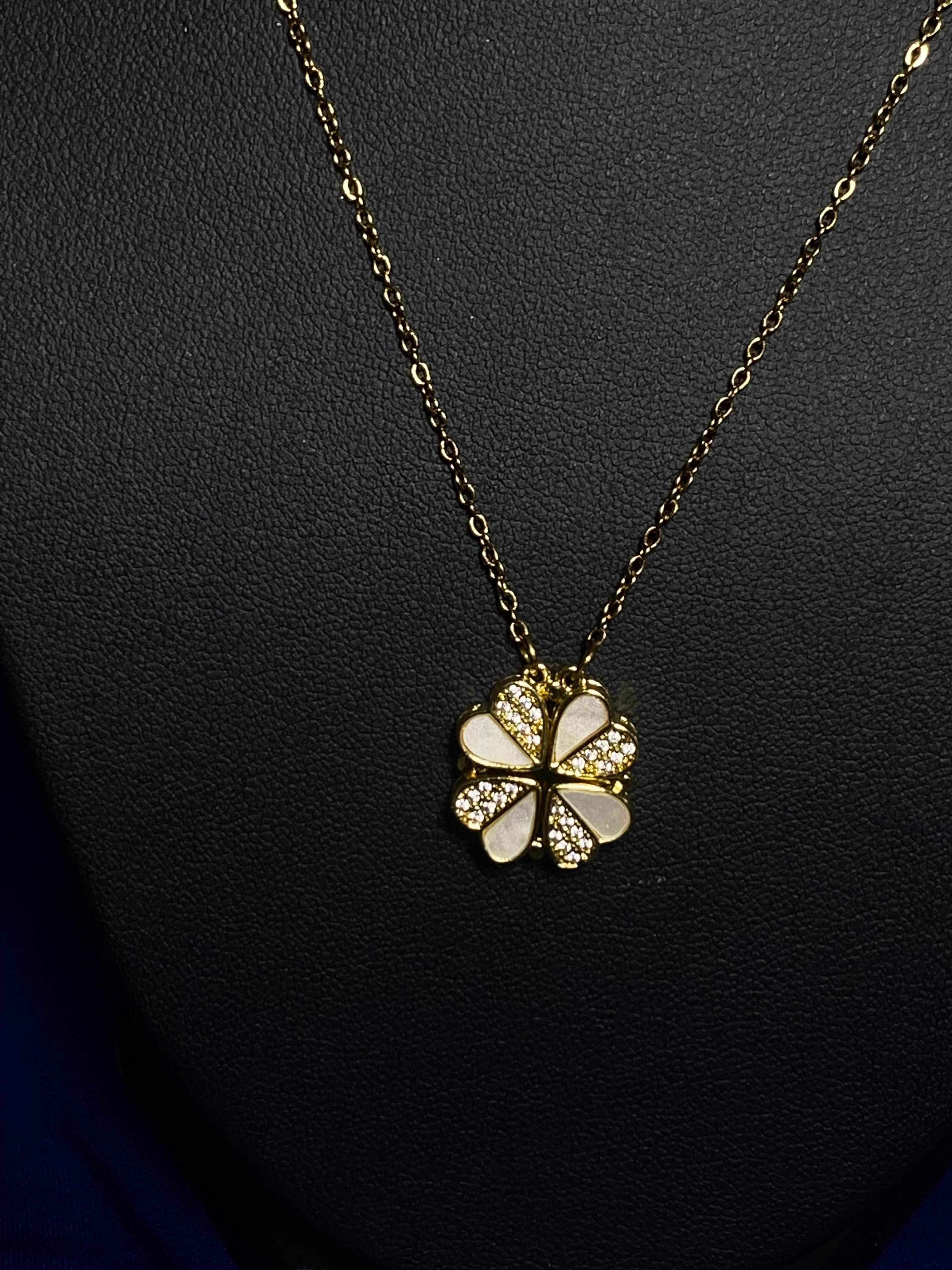 Nuvia clover necklace