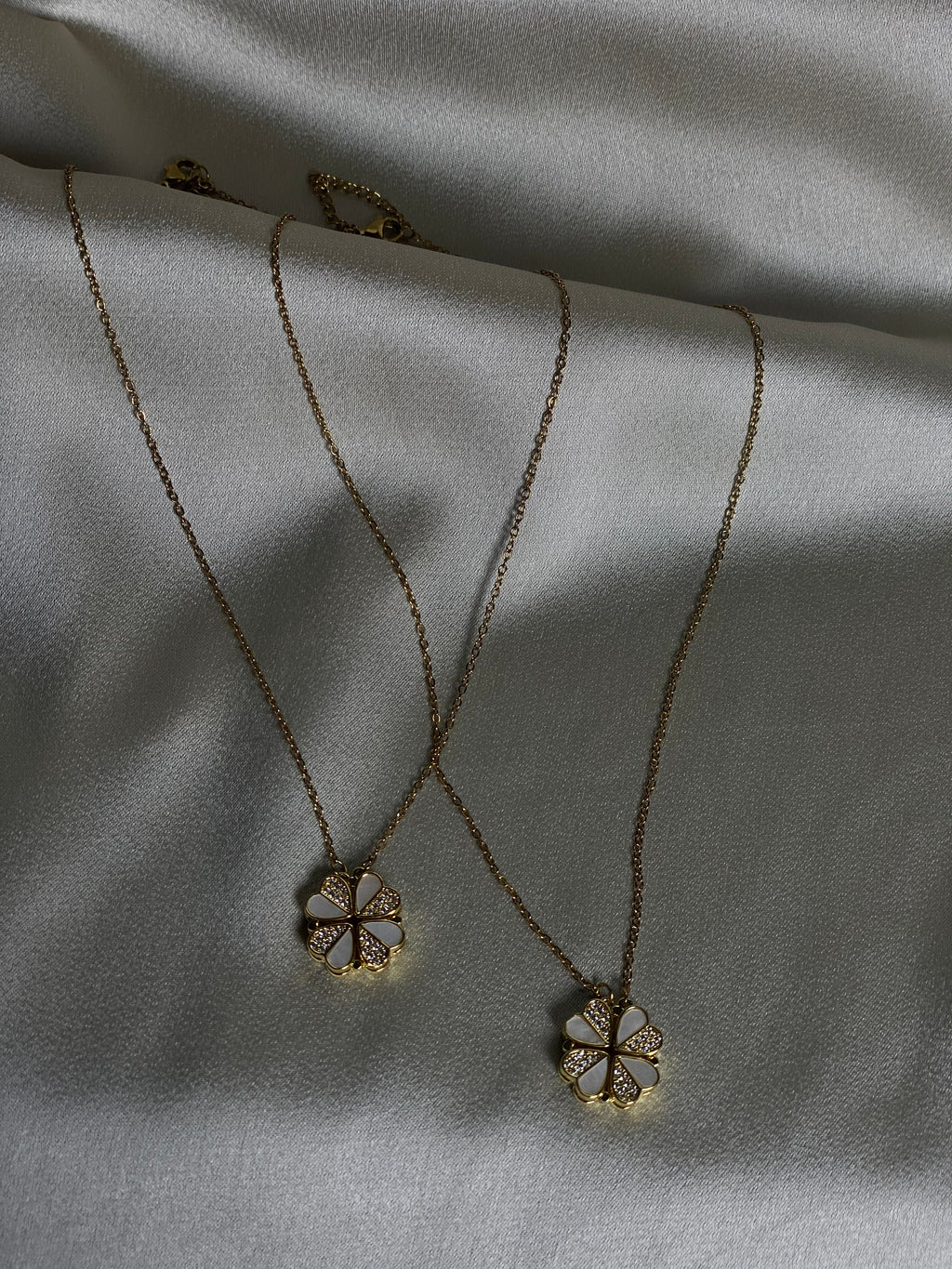 Nuvia clover necklace