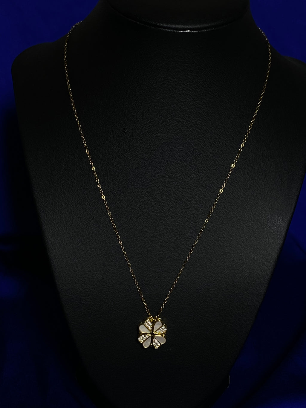 Nuvia clover necklace