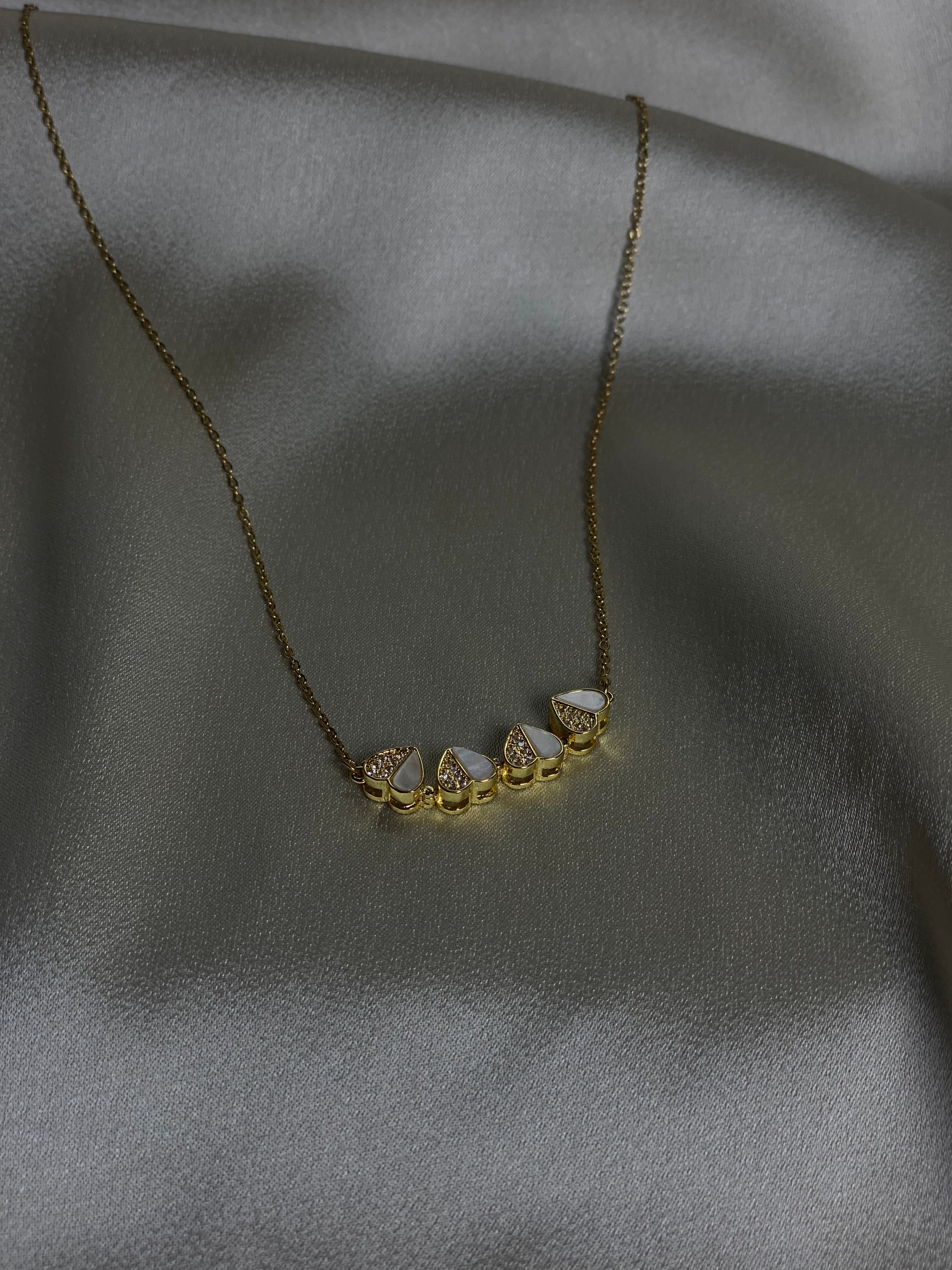 Nuvia clover necklace