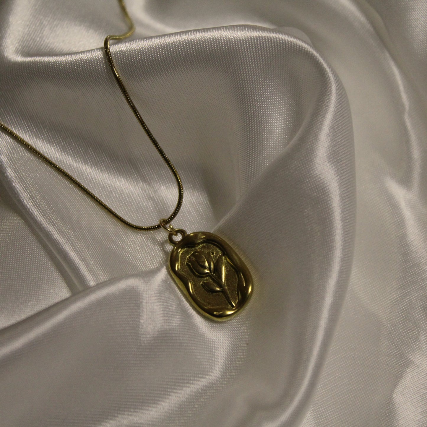 Rose pendant necklace