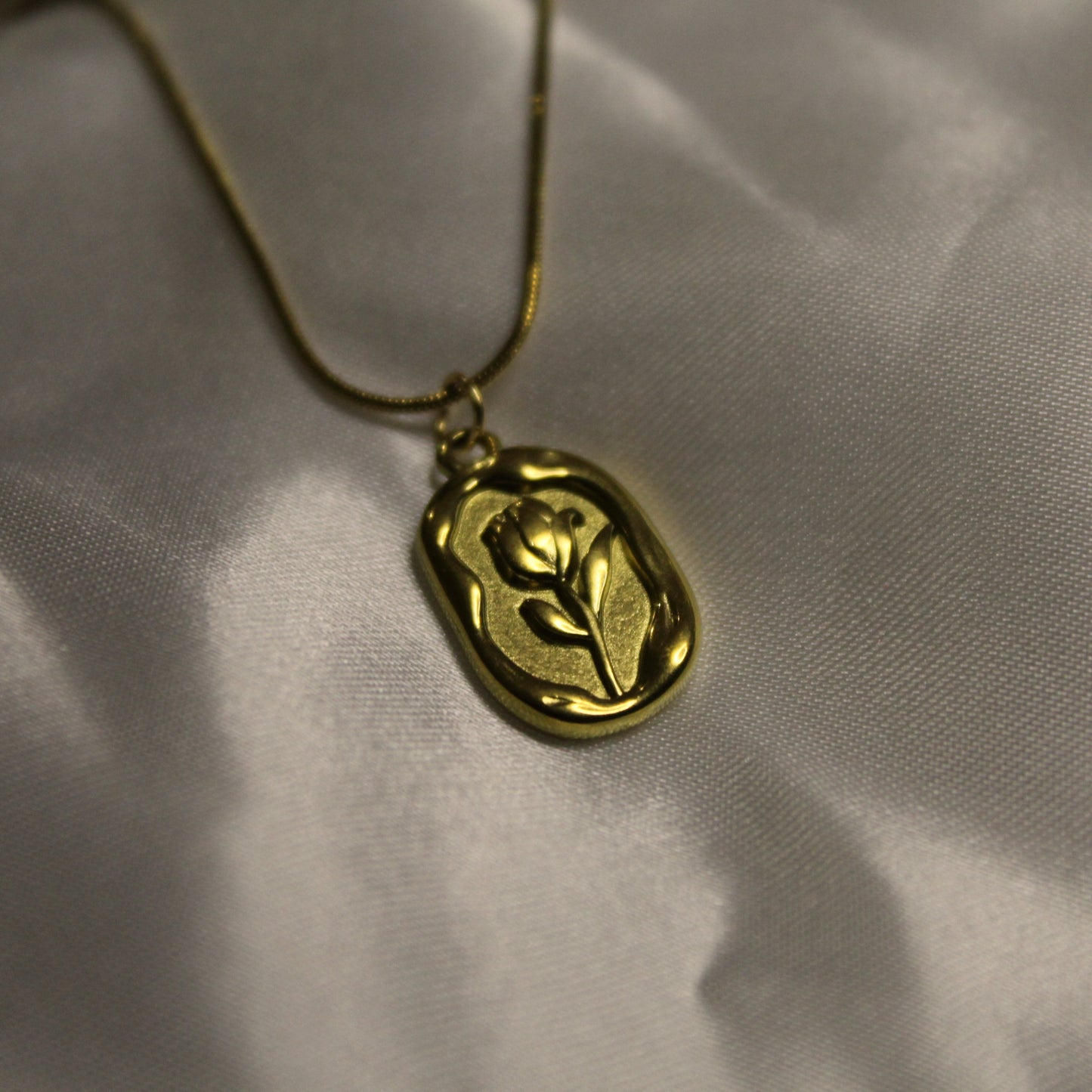 Rose pendant necklace